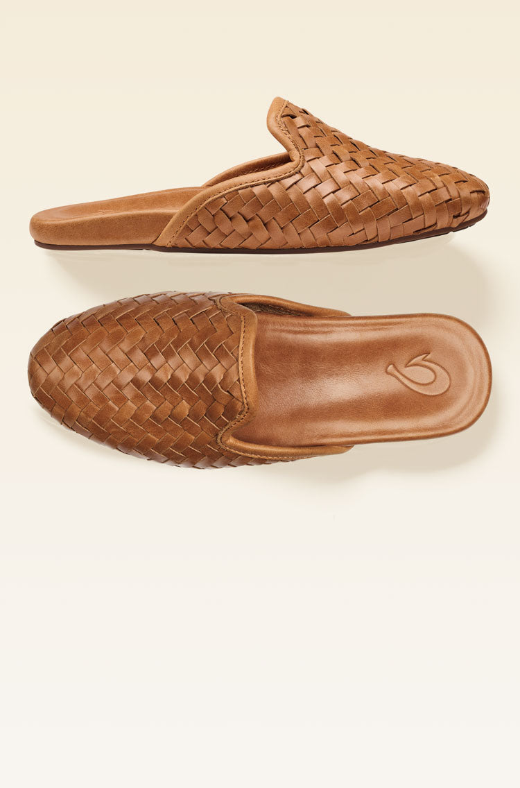 This everyday slide is crafted with woven full-grain leather reminiscent of Hawaiian lauhala weaving